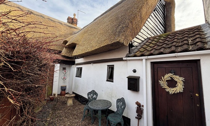 Whittlesey Cottage | Honeyway Cottage Entire House.
