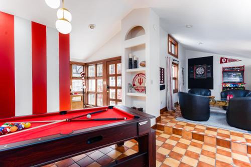 Bloomington House | Hoosier Memories - Firepit, Pool Table, Steps to Campus