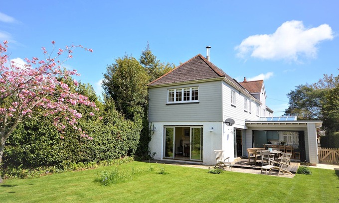 Bembridge Cottage | Hope Cottage - a house that sleeps 10 guests in 5 bedrooms