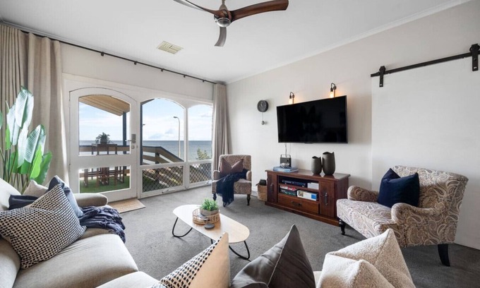 Glenelg North Apartment | Horizon 235—Seaview Hideaway on the Esplanade
