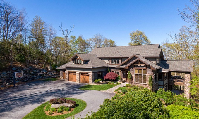 Boone House | Horizon's Edge - Stunning Mountain Luxury home with hot tub and only 10 minutes to downtown Boone!