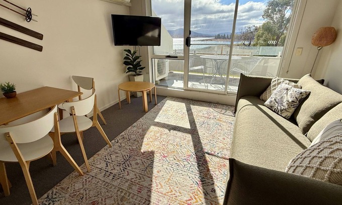 Jindabyne Apartment | Horizons 216 - Deluxe Lake Front Studio l Pool l Tennis l Air-Con