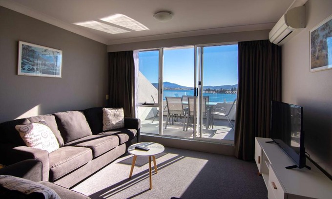 Jindabyne Hotel | Horizons Lake Jindabyne