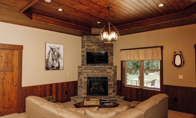 Dundee Cabin | Horse Haven Suite: Luxury Suite in Amish Country, Ohio.