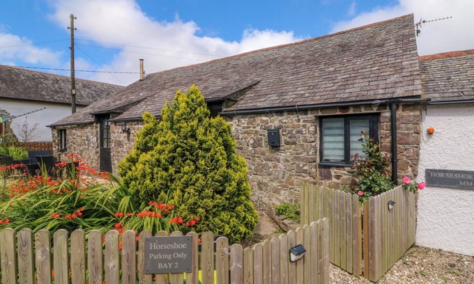 Hartland Cottage | HORSESHOE COTTAGE, pet friendly, with pool in Hartland
