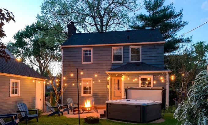 South Bend House | HOT TUB|1.2MI to ND | Espresso Maker| Playground