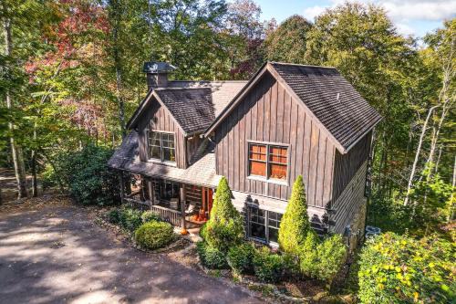 Franklin House | Hot Tub and Fire Pit Getaway Near Nantahala Gorge!