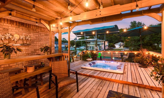 Gulf Breeze Cottage | Hot tub! Boat lift! RV hookups! 13 min to Beach