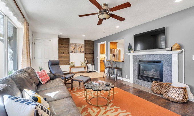 Midvale House | Hot Tub, Fire Pit, and Barrel Sauna, and one left turn to world's best skiing!