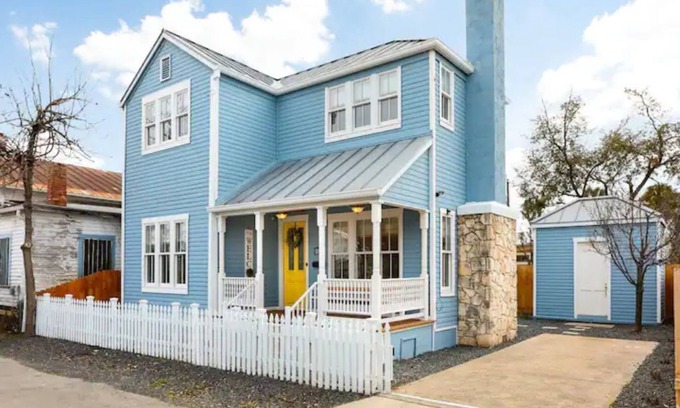 Southtown House | Hot Tub-Fire Pit - Modern 2BR - Steps to River Walk