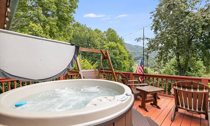 Settlers Ridge Cabin | Hot Tub, Fire Pit & Mountain Views + Biltmore Pass | Cozy One-Level Cabin