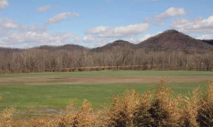 Clay City House | Hot Tub! Fire pit! Picnic area & Grill! Dog friendly! Hardwicks Creek Haven@RRG