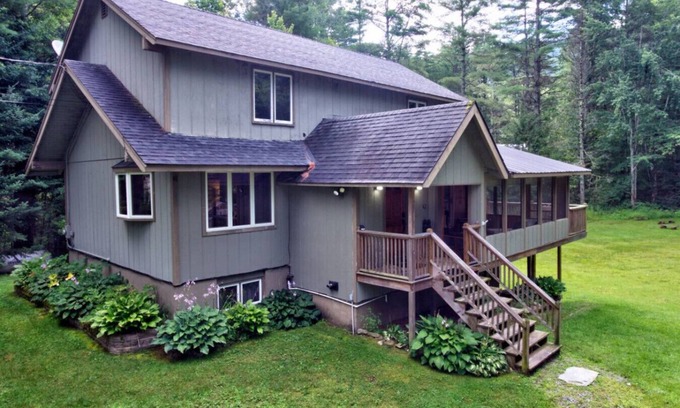Londonderry House | – Hot Tub, Firepit, walkable skiing/restaurants and More!