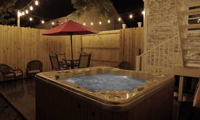 Glencliff House | HOT TUB! GAME ROOM! BIG 8-Beds 4BR 4BA GRILL EASY 10 mins TO dwntown QUIET AREA!