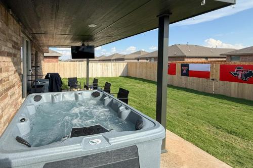 Lubbock House | Hot Tub, Game Room Modern Raider Resort By TTU
