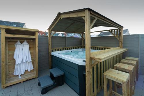 South Shore Apartment | HOT TUB JACUZZI on private terrace FREE GATED PARKING sleeps 8