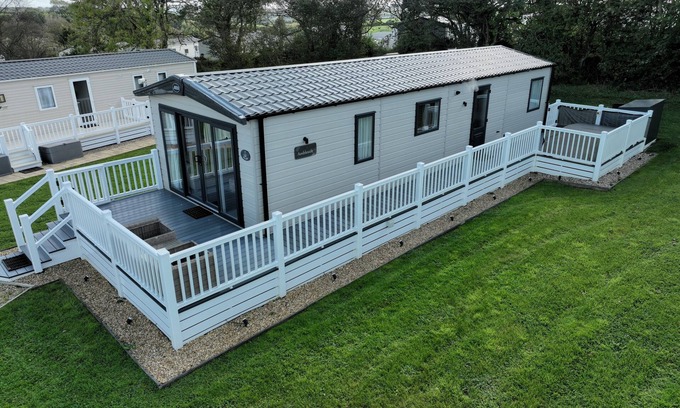 Grampound Cabin | Hot Tub Lodge Cornwall - Meadow Lakes Holiday Park