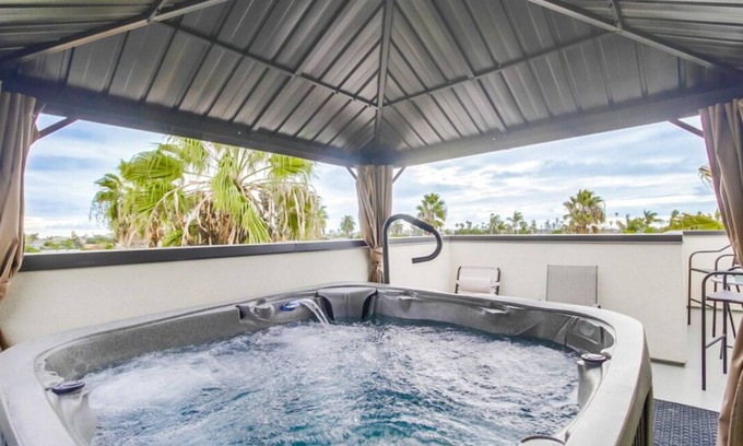 University Heights Condo | Hot Tub, New 2 Bedroom Park Blvd Condo