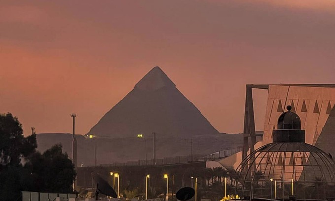 Giza Apartment | "Hot Tub on the Pyramid view, 2 bedroom with AC, WiFi in Giza, a Bohemian dream