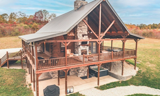 Carbon Hill Cabin | Hot Tub, Pool Table, & so much more! Sleeps 16