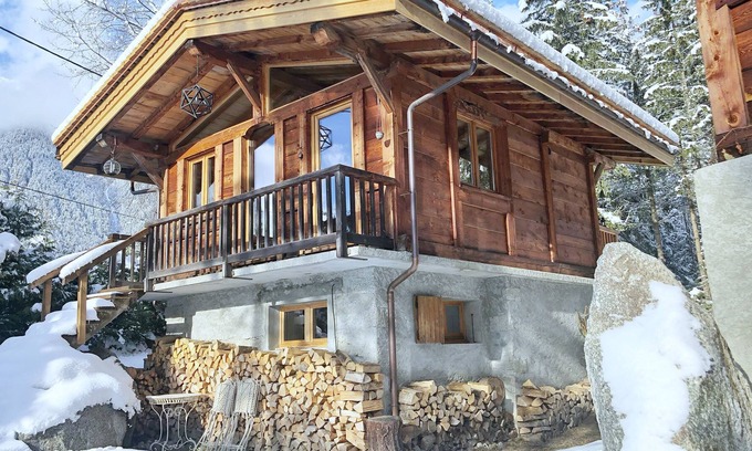 Les Praz-de-Chamonix Ski Chalet | Hot tub & sauna, log fire, near ski lift & village, great views
