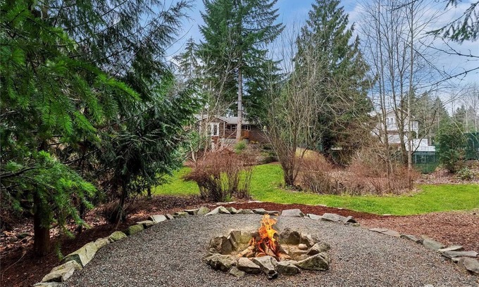 Bonney Lake House | Hot-Tub, Seconds to Lake Tapps, Huge Backyard, Fire-pit, Pet & Family Friendly!