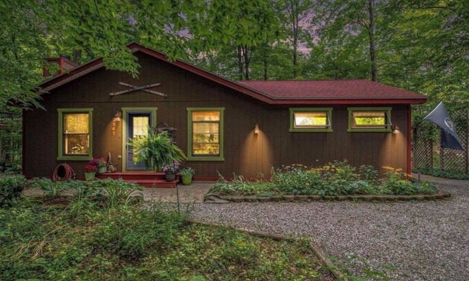 Cedar House | HOT TUB, Sleeping Bear Dunes, M-22, Leelanau Wine Trail, Lake Michigan, TC