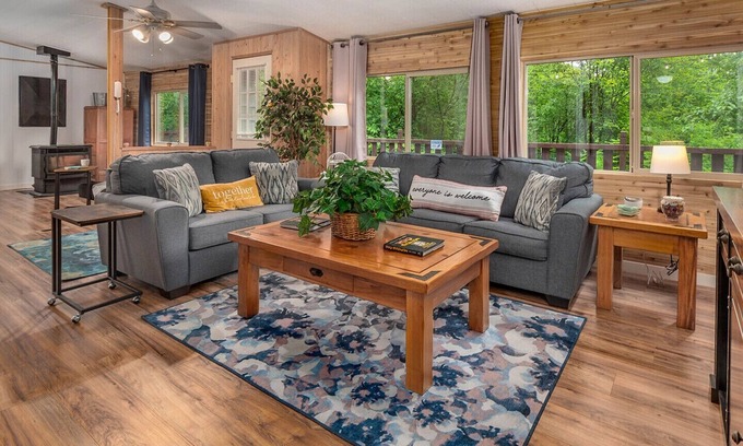 Washougal House | Hot tub under the stars on the Washougal River! Close to Dougan Falls!