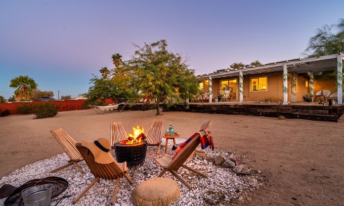 Twentynine Palms House | ★Hot tub under the stars★ 3 King Beds, Cowboy Pool, Desert Views, Fire Pit, EV