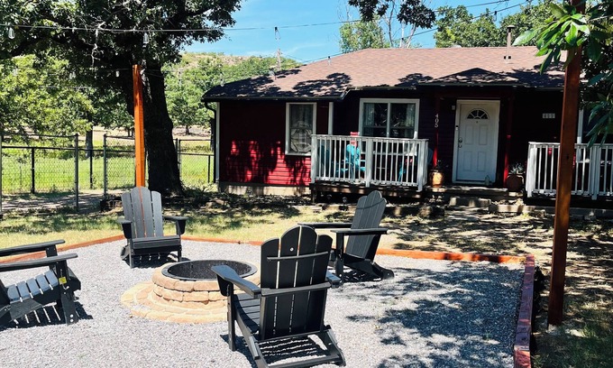 Medicine Park House | Hot Tub + Views! Chic 3BR/2BA Tosan’s Cottage