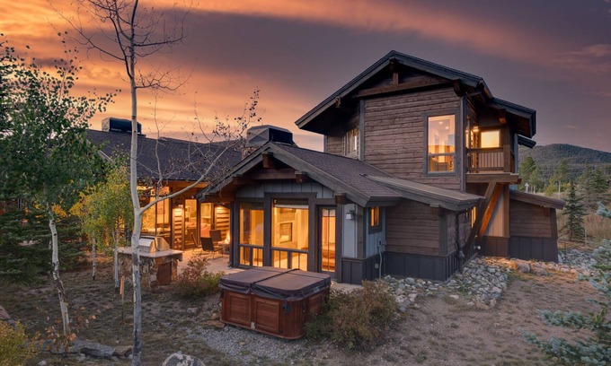 Fairmount On The River House | Hot Tub + Views + Ski Shuttle - Blue Skies at the Shores