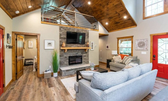 Campton Apartment | Hot Tub & WiFi - Dreamscape - Red River Gorge, KY