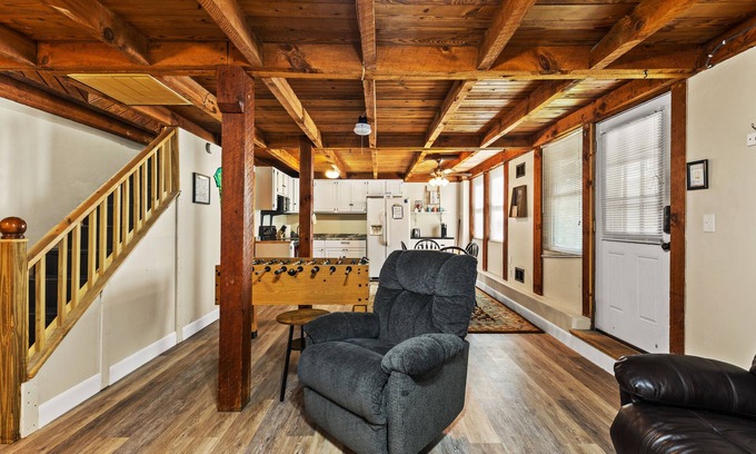 Stanton Cabin | Hot Tub & WiFi - Family Cottage - Lightning Bug - Getaway to Red River Gorge, Kentucky!