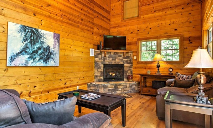 Stanton Apartment | Hot Tub & WiFi - ManeStay - Red River Gorge KY
