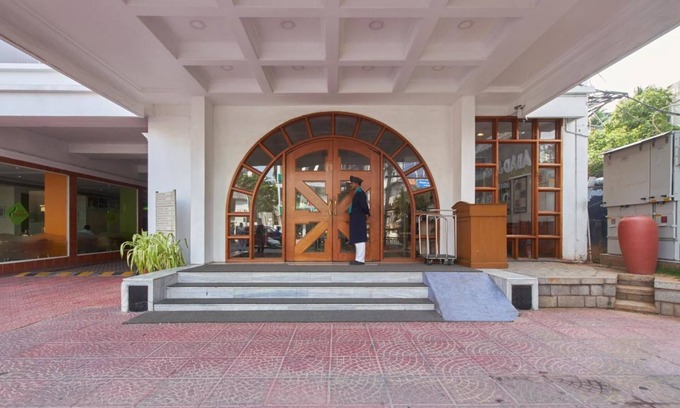 Shenoys Hotel | Hotel Abad Plaza