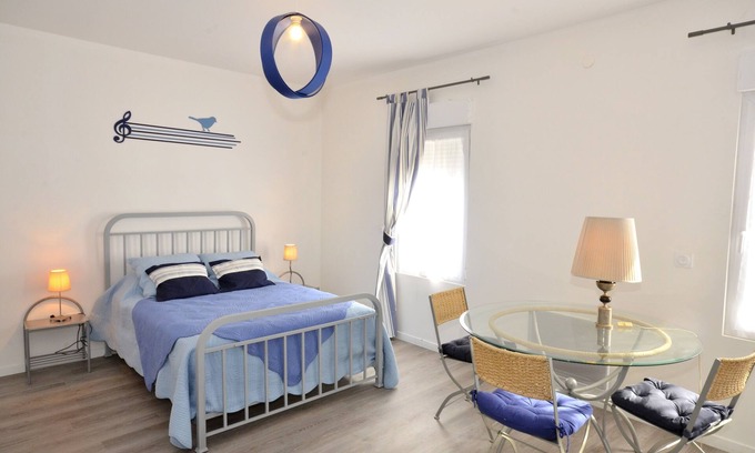 Les Puces de Saint-Ouen Hotel | Hotel de la Villa Biron