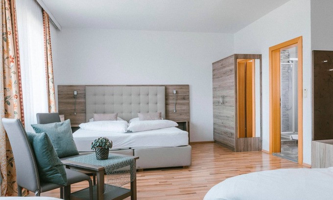 Illmitz House | Hotel Garni Dreibettzimmer Du/wc - Hotel Johannes-zeche Tauber