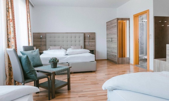 Illmitz House | Hotel Garni Dreibettzimmer Du/wc - Hotel Johannes-zeche Tauber