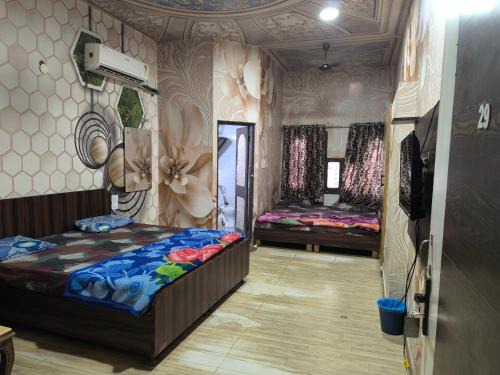 Amritsar Hotel | HOTEL JOGI GUEST HOUSE welcome all families, friends, groups, couples, singles fully Airconditioner, attach washrooms, lift, wifi, 24 hours room service, power backup