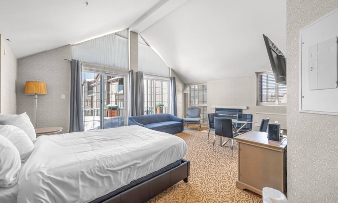 Saint-Sauveur House | Hotel le Domaine Studio Queen kitchen balcony