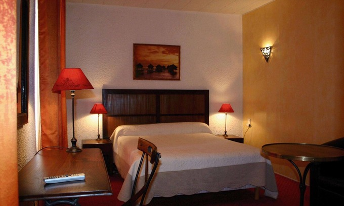 Pradelles Hotel | HOTEL ** LE PONANT RESTAURANT