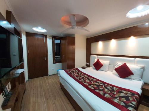 Mallital Hotel | Hotel Moon Nainital - A Luxury Collection - Parking and Lift Facilities - Best Selling