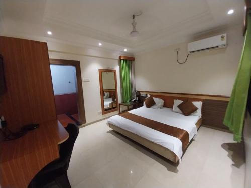 Shirdi Hotel | Hotel Om Park- Walkable Distance to Sai Baba Temple