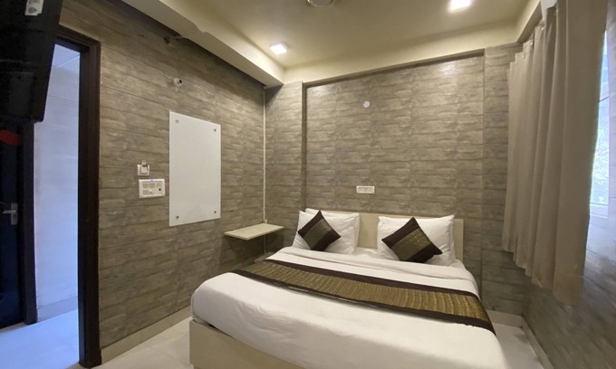 Delhi Hotel | Hotel Red Chilly