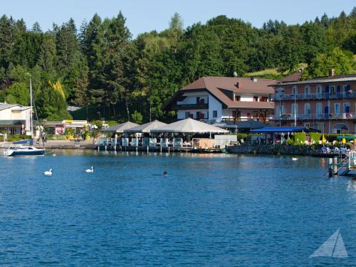 Augsdorf Hotel | Hotel-Restaurant "Veldener Traumschiff" direkt am See in 2min im Zentrum