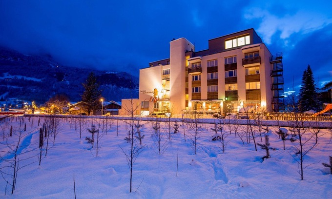 Meiringen Hotel | Hotel Sherlock Holmes & Khana Restaurant 200 m Gondola to Hasliberg Ski