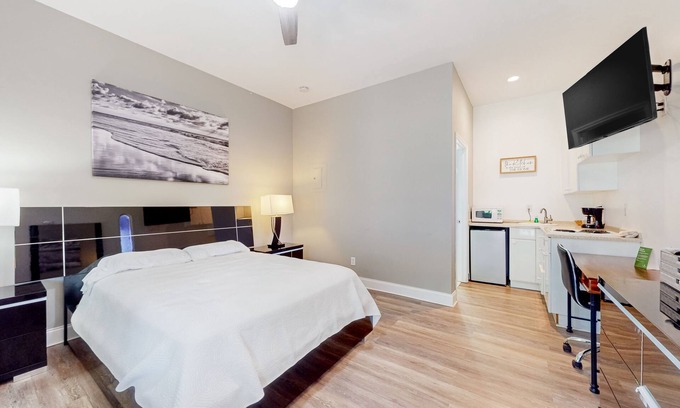 Naples House | Hotel-style studio near marina with game room, sauna, pool, restaurant, tennis