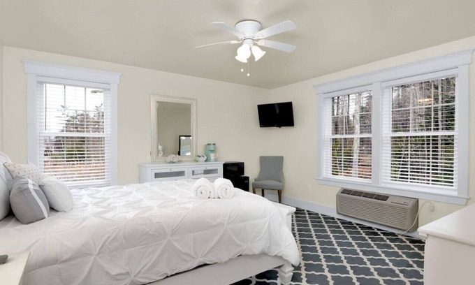 Edgecomb Apartment | Hotel-Style Studio w/ Queen Bed