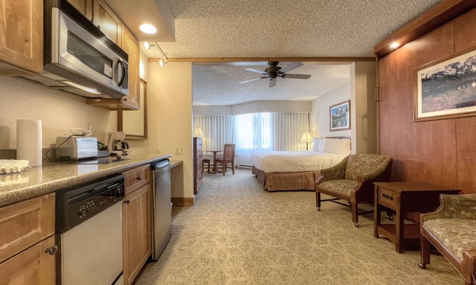 Crested Butte Hotel | Hotel Suite with Kitchenette, Great on Mountain Location, Indoor/Outdoor Pool