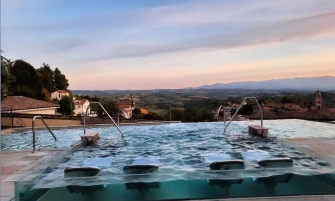Monforte d'Alba Hotel | Hotel Villa Beccaris